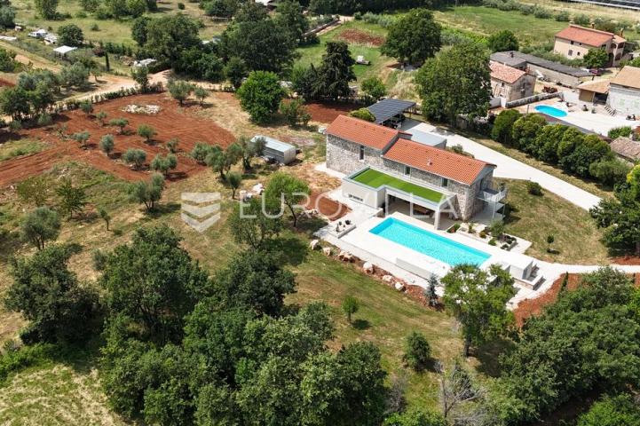 Istra, Višnjan - Kamena kuća 350 m2 smještena na zemljistu 7150 m2 sa pogledom na more