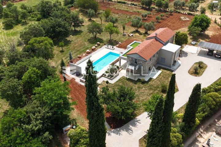 Istra, Višnjan - Kamena kuća 350 m2 smještena na zemljistu 7150 m2 sa pogledom na more
