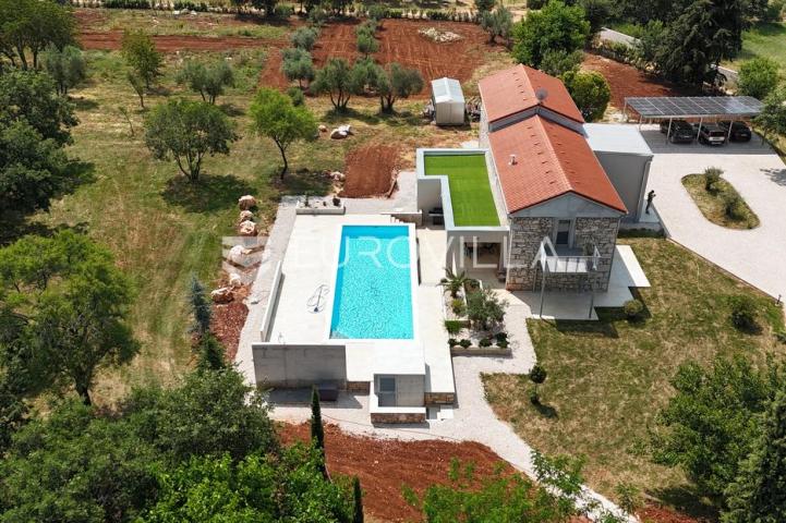 Istra, Višnjan - Kamena kuća 350 m2 smještena na zemljistu 7150 m2 sa pogledom na more