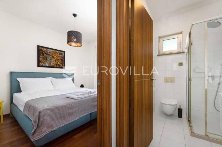 Istra, Banjole, prekrasna vila 277 m² na velikoj okućnici, 300 m od mora