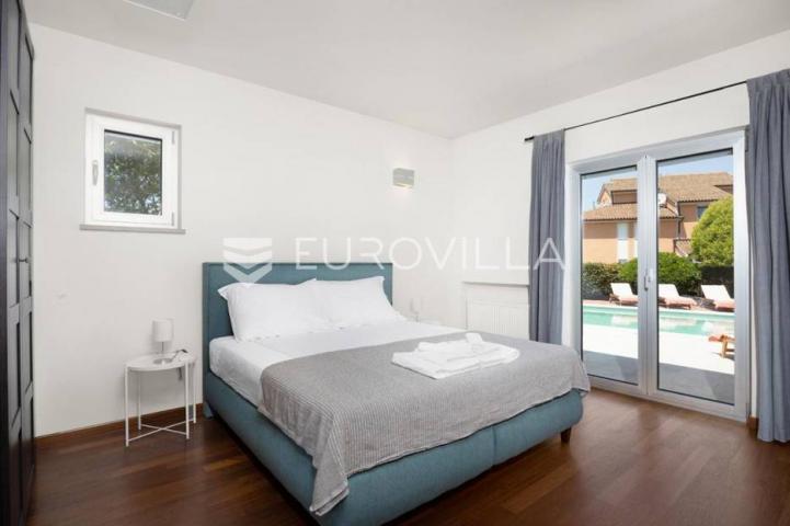 Istra, Banjole, prekrasna vila 277 m² na velikoj okućnici, 300 m od mora