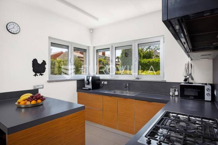 Istra, Banjole, prekrasna vila 277 m² na velikoj okućnici, 300 m od mora