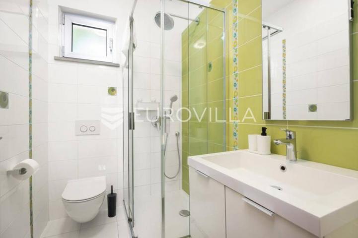 Istra, Banjole, prekrasna vila 277 m² na velikoj okućnici, 300 m od mora