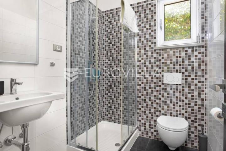 Istra, Banjole, prekrasna vila 277 m² na velikoj okućnici, 300 m od mora