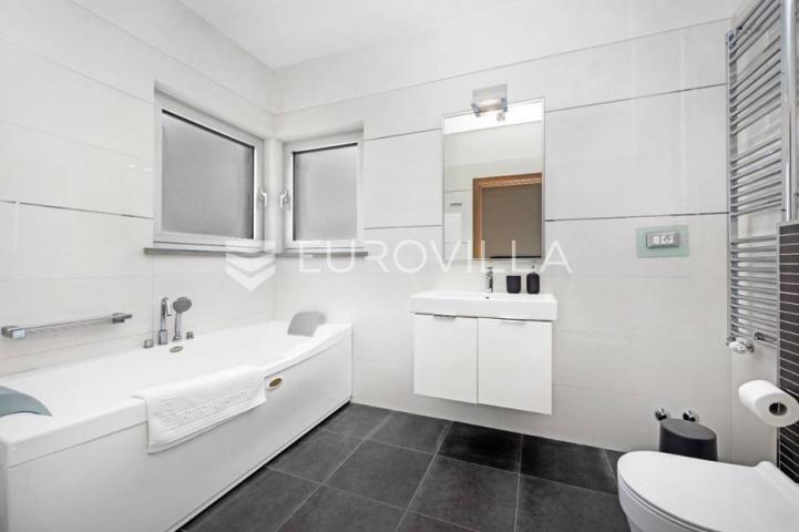 Istra, Banjole, prekrasna vila 277 m² na velikoj okućnici, 300 m od mora