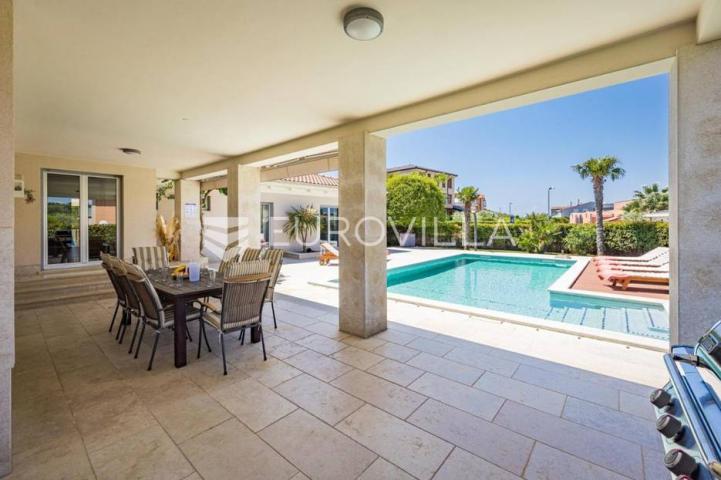 Istra, Banjole, prekrasna vila 277 m² na velikoj okućnici, 300 m od mora