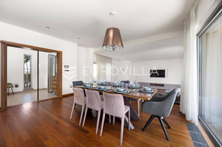 Istra, Banjole, prekrasna vila 277 m² na velikoj okućnici, 300 m od mora