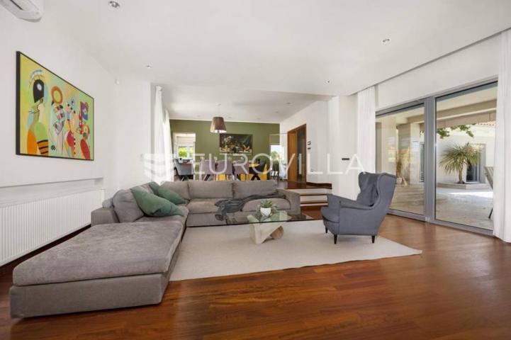 Istra, Banjole, prekrasna vila 277 m² na velikoj okućnici, 300 m od mora