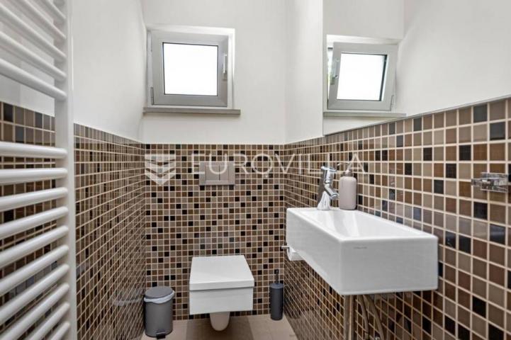 Istra, Banjole, prekrasna vila 277 m² na velikoj okućnici, 300 m od mora