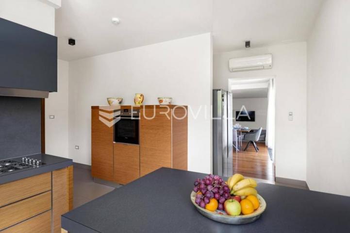 Istra, Banjole, prekrasna vila 277 m² na velikoj okućnici, 300 m od mora