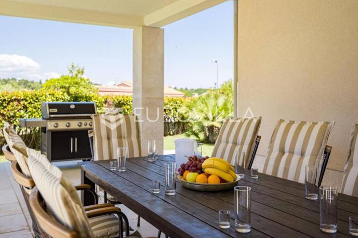 Istra, Banjole, prekrasna vila 277 m² na velikoj okućnici, 300 m od mora