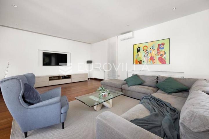 Istra, Banjole, prekrasna vila 277 m² na velikoj okućnici, 300 m od mora