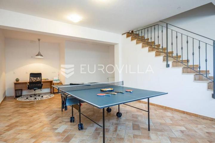 Istra, Banjole, prekrasna vila 277 m² na velikoj okućnici, 300 m od mora
