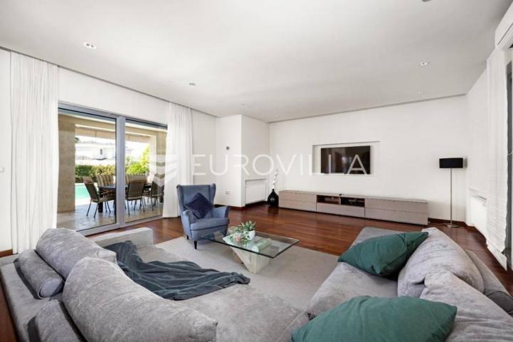 Istra, Banjole, prekrasna vila 277 m² na velikoj okućnici, 300 m od mora