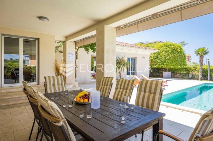 Istra, Banjole, prekrasna vila 277 m² na velikoj okućnici, 300 m od mora