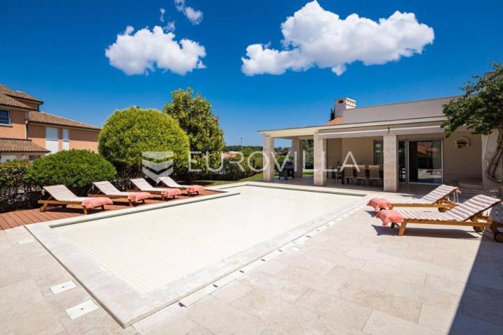 Istra, Banjole, prekrasna vila 277 m² na velikoj okućnici, 300 m od mora