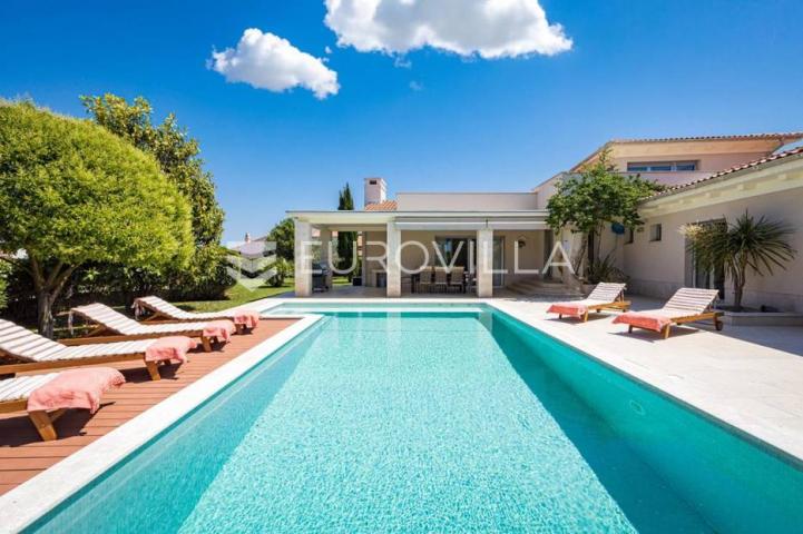 Istra, Banjole, prekrasna vila 277 m² na velikoj okućnici, 300 m od mora