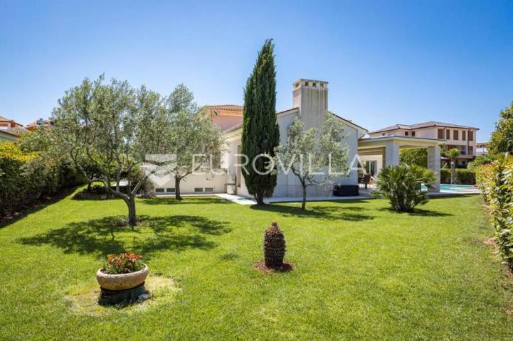 Istra, Banjole, prekrasna vila 277 m² na velikoj okućnici, 300 m od mora
