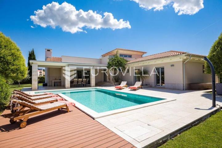 Istra, Banjole, prekrasna vila 277 m² na velikoj okućnici, 300 m od mora