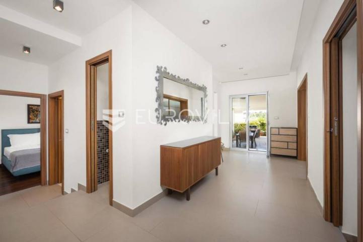 Istra, Banjole, prekrasna vila 277 m² na velikoj okućnici, 300 m od mora