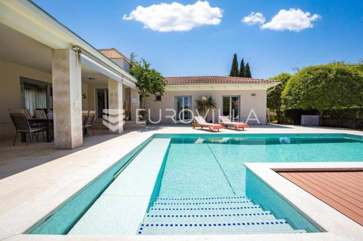 Istra, Banjole, prekrasna vila 277 m² na velikoj okućnici, 300 m od mora