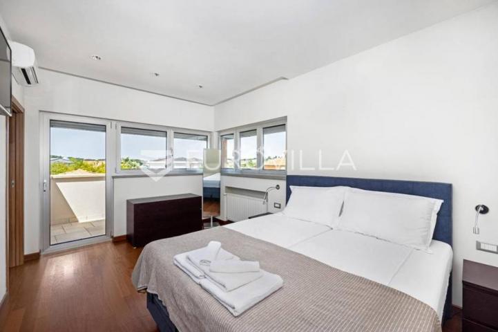 Istra, Banjole, prekrasna vila 277 m² na velikoj okućnici, 300 m od mora