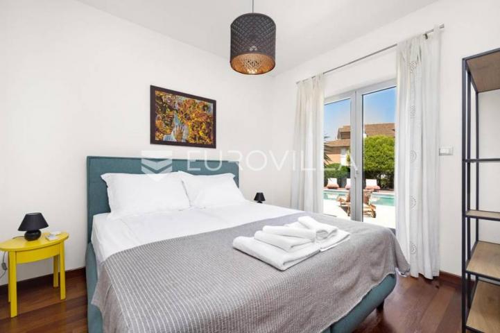 Istra, Banjole, prekrasna vila 277 m² na velikoj okućnici, 300 m od mora