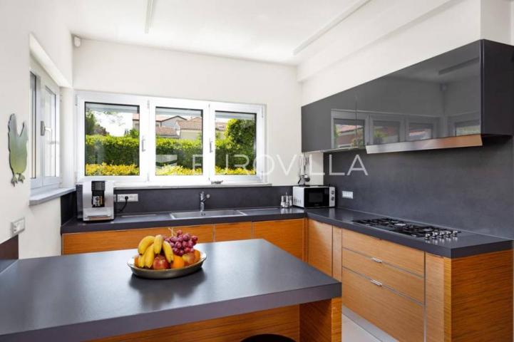Istra, Banjole, prekrasna vila 277 m² na velikoj okućnici, 300 m od mora