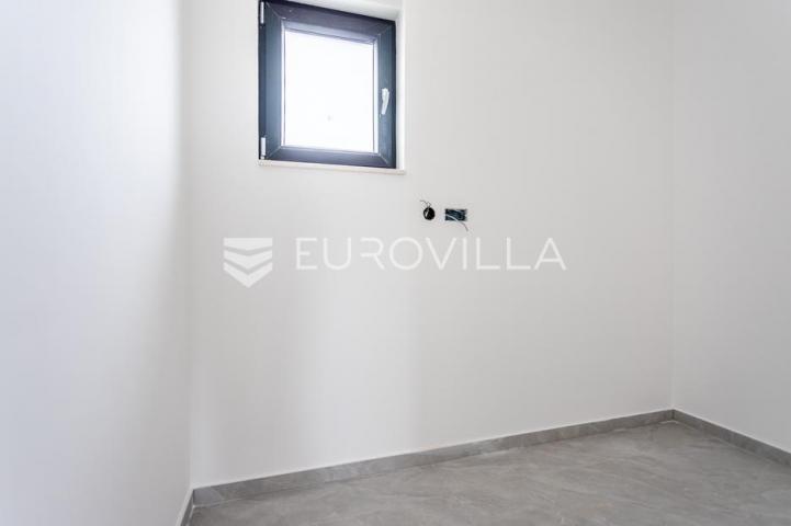 Vodice, prostran trosoban stan, 125,82 m²