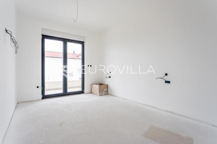 Vodice, prostran trosoban stan, 125,82 m²
