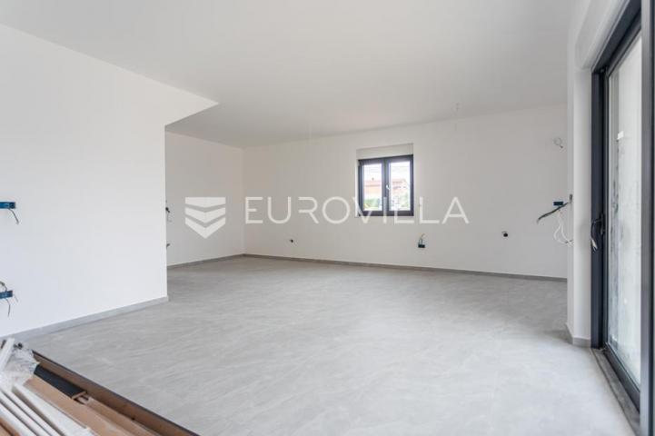 Vodice, prostran trosoban stan, 125,82 m²