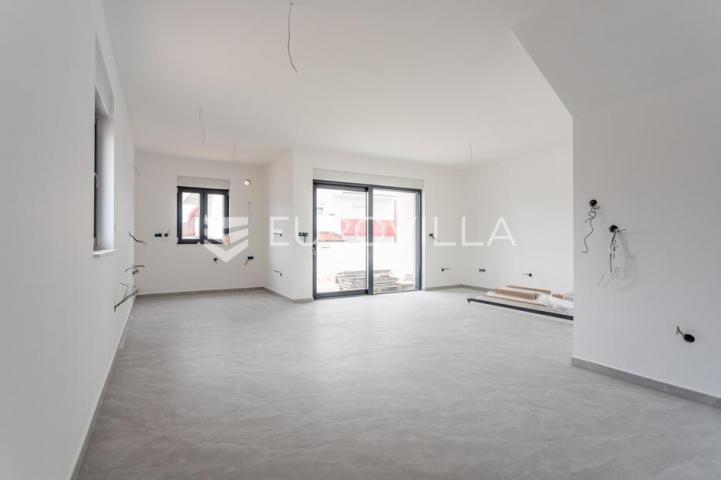Vodice, prostran trosoban stan, 125,82 m²