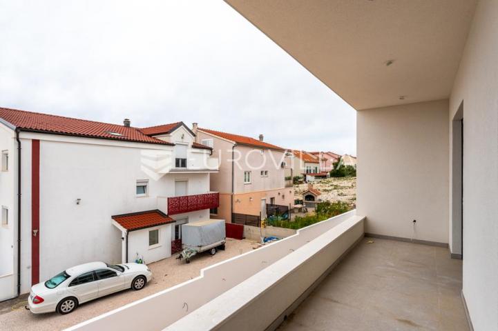 Vodice, prostran trosoban stan, 125,82 m²