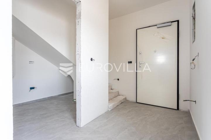 Vodice, prostran trosoban stan, 125,82 m²