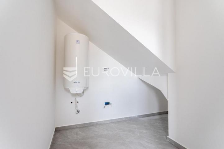 Vodice, prostran trosoban stan, 125,82 m²