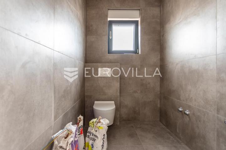 Vodice, prostran trosoban stan, 125,82 m²