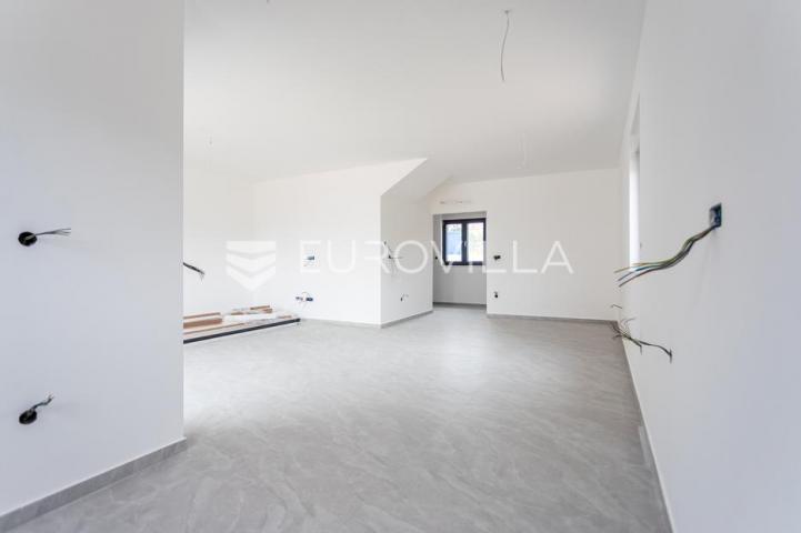 Vodice, prostran trosoban stan, 125,82 m²