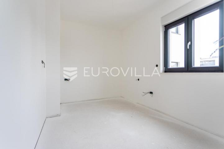 Vodice, prostran trosoban stan, 125,82 m²