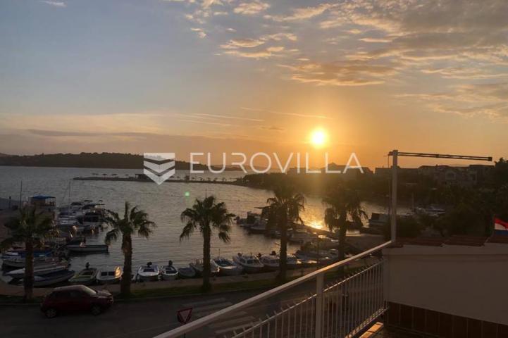 Vodice , Srima, prekrasna kamena vila prvi red do mora