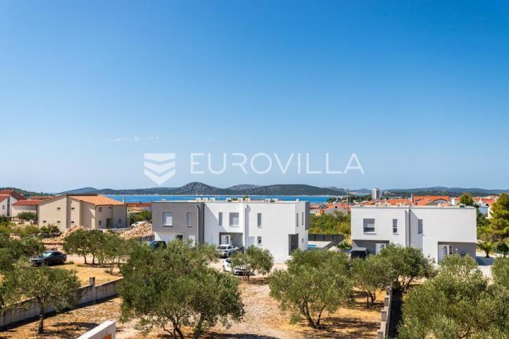 Vodice, lijep dvosoban stan s pogledom na more, 97,28 m²