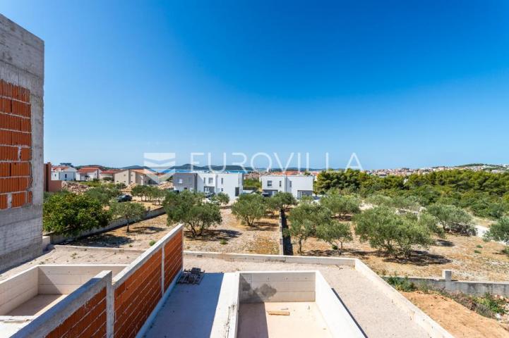 Vodice, lijep dvosoban stan s pogledom na more, 97,28 m²
