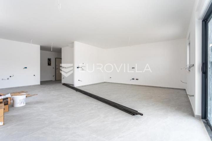 Vodice, prostran trosoban stan, 172,73 m²