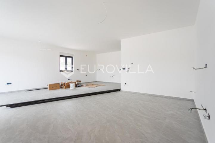 Vodice, prostran trosoban stan, 172,73 m²