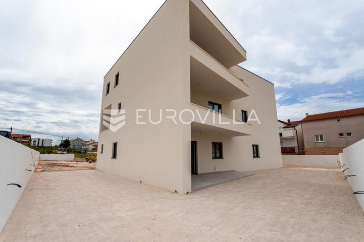 Vodice, prostran trosoban stan, 172,73 m²