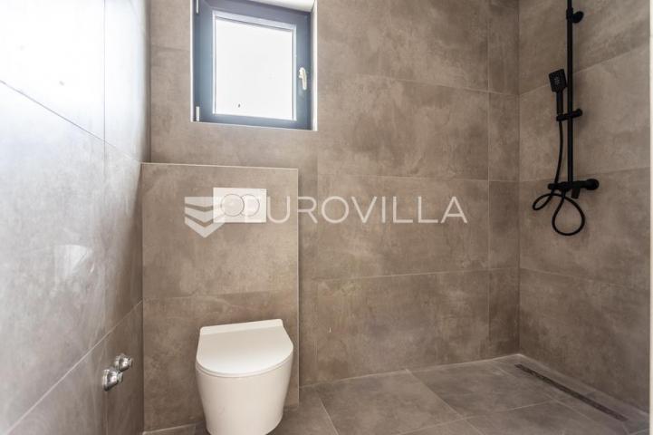 Vodice, prostran trosoban stan, 172,73 m²