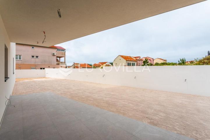 Vodice, prostran trosoban stan, 172,73 m²