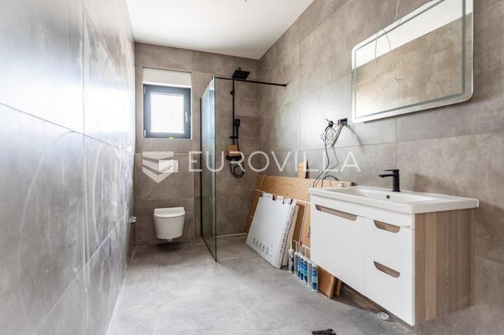 Vodice, prostran trosoban stan, 172,73 m²