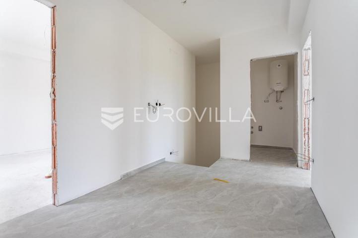 Vodice, prostran trosoban stan, 172,73 m²