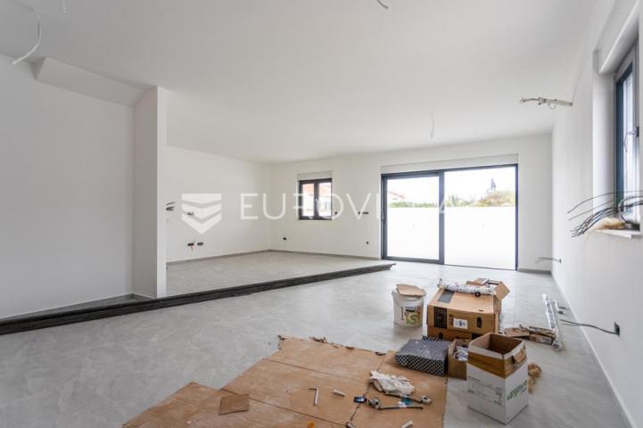 Vodice, prostran trosoban stan, 172,73 m²