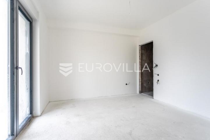 Vodice, prostran trosoban stan, 172,73 m²